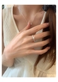 Dettaglio dell'anello a fiocco argento e della collana a stella indossati da una modella - Stile Fiocco