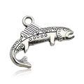 Vista macro del ciondolo a forma di pesce in argento con texture metalliche rifinite - Pesce in Argento Antico (10×23mm)