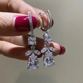 Elegante zilveren druppeloorbellen met marquise bladmotieven en schitterende zirkonia - Witgoud