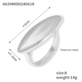 Primer plano de anillo de acero de titanio plateado con talla 8 y peso de 14g - US 8 / Color Acero