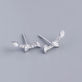 Dettaglio macro di orecchini a barra in argento S925 con zirconi a marquise e rotondi - Con chiusure in gomma / Oro Bianco