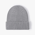 Bonnet en tricot d'hiver gris moyen avec protection des oreilles et maille côtelée - Taille unique / Gris clair