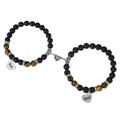 Nahaufnahme der Perlenarmbänder mit Magnet-Herzverschluss und Gravur für Vater und Sohn - Schwarz + Tigerauge (Dad+Sohn Set)