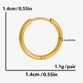 Dettaglio macro dell'orecchino a cerchio dorato con diametro 1,4 cm e spessore 0,1 cm - Stile Oro (D500-G)