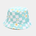 Dettaglio del cappello da sole a scacchi blu con margherite bianche e cuciture fini - M (56-58cm) / Celeste