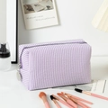 Hellviolette Seersucker-Kosmetiktasche mit Längsstreifen und silbernem Reißverschluss - Lila Gestreift
