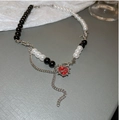 Collana di perle bianche e nere con un ciondolo a cuore rosso e dettagli di spine - Catena di Perline Bianche e Nere Cuore di Spine Rosse
