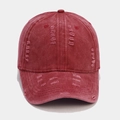 Dettaglio dei fori usurpati su un cappellino da baseball bordeaux lavato stile vintage - Regolabile / Borgogna