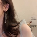 Élégantes boucles d'oreilles nœud en argent avec longues chaînes serpent sur mannequin - Frange de chaîne de serpent de noeud papillon argentée (MY35765)