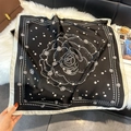Elegante foulard quadrato da 70 cm in finta seta con motivo floreale e perle - Nero (W-468) / 70cm