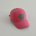 Detailansicht der rosa Baumwoll-Baseballkappe mit grüner Have a good day Stickerei - 52-54cm 3-8 Jahre / Fuchsia