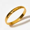 Bracciale rigido minimalista in acciaio inossidabile dorato con trama a diamante martellata - 8mm (KAS1046) / Oro