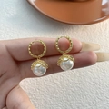 Pendientes de aro dorados con textura detallada y colgantes de perlas estilo vintage - Dorado
