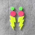 Detailaufnahme der Neon-Acryl-Ohrringe mit Blitz-Anhänger in leuchtenden Farben - Gelb Blitz