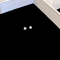 Vista macro de pendientes de plata con circonitas redondas en caja de terciopelo - 3mm / Plateado