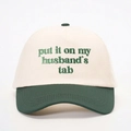 Vue détaillée de la broderie verte sur une casquette de baseball crème et vert forêt - Taille unique / Beige et Vert