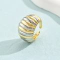 Dettaglio dell'anello a croissant bicolore oro 18K e argento con texture a spirale - Aperto Regolabile / Bicolore Oro e Argento - Croissant