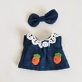 Puppenkleid aus blauem Denim mit Karottenstickerei und Schleife für 17cm Plüschpuppen - Passend für 17cm Puppe / Jeans Karottenkleid + Haarklammer / Blau