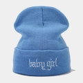 Detail der weißen Baby Girl Stickerei auf der himmelblauen Strickmütze für Damen - Einheitsgröße / Seeblau
