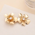 Pendientes de flor 3D dorados con circón central en un elegante soporte color beige - Dorado