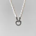 Collier de perles d'eau douce en acier argenté avec pendentif menottes - Chaîne Perles de Riz Fermoir Cercle Strass Argent (XNL0001-1)