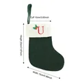 Chaussette de Noël en tricot vert avec lettre U brodée en rouge et revers blanc - Lettre U