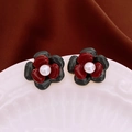 Vista macro de pendientes de flores con pétalos oscuros y perlas blancas finas - Pétalos Gris Oscuro Con Centro Rojo Vino (Aguja de Plata-Azul-Rojo)