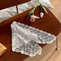 Dettaglio di bandana in pizzo bianco con ricami floreali e bordi a conchiglia - Piccolo Motivo Floreale (SJJ04-4)