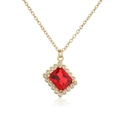 Dettaglio della collana placcata oro 18K con ciondolo in zircone rosso taglio smeraldo - Rosso