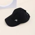Détail de la casquette queue de cheval en coton noir avec broderie HA blanche sur fond doux - Noir