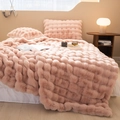 Detail van roze imitatiebont deken met luxe 3D-bubbeltextuur en zachte pluche afwerking - Kersenbloesem Roze / 100*160cm 1.5kg