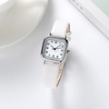 Montre quartz carrée argentée pour femme avec bracelet en cuir blanc sur un bureau - Blanc