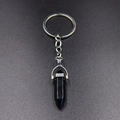 Dettaglio del portachiavi con pendente esagonale in ossidiana nera e catena in metallo argento - Agata nera