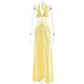 Nahaufnahme gelbes Satin-Maxikleid mit eleganten Spitzen-Patchwork-Details an der Taille - Gelb