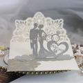 Elegante lasergeschnittene Hochzeitseinladung mit silbernen Glitzer-Silhouetten - Silber Glitzer