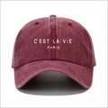 Détail de la broderie Paris sur une casquette de baseball rouge foncé délavée réglable - Bordeaux