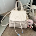 Mini zaino in pelle bianco crema con ciondolo peluche e chiusura a coulisse elegante - Bianco con ciondolo