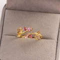 Bague fleur papillon dorée avec zircons roses et violets sur boîte à bijoux en velours gris - Or / Style Pétale Papillon Contournement (Style 12)