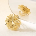 Anello regolabile dorato in acciaio inossidabile con fiore traforato e perla - Stile Perla in Filigrana Fine (KR113310-SP)