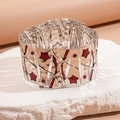 Dettaglio del bracciale elastico argento con stelle rosse e strass sulla pietra - Rosso