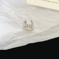 Ear cuff doppio argento con metallo martellato e cristalli su carta bianca stropicciata - Clip per orecchio - Argento