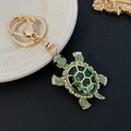 Portachiavi a tartaruga dorata con cristallo verde e dettagli in strass scintillanti - Verde
