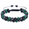Detail van handgeweven dubbellaagse malachiet en obsidiaan kralenarmband met verstelbaar koord - Malachiet + Zwarte Magnetische Steen + Obsidiaan / 6mm