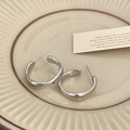 Pendientes de gota plateados irregulares pulidos en una bandeja cerámica vintage - Pendiente de Botón en U Irregular / Plateado
