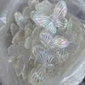 Makroaufnahme bunter schillernder Acryl-Schmetterlingsanhänger für DIY-Schmuck - Groß (40*32mm) / Weiß