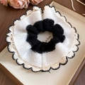 Detalle de un coletero de encaje de ganchillo blanco y negro con borde de punto fino - Patchwork Blanco y Negro