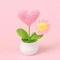 Planta artesanal de ganchillo con corazón rosa y pequeña flor rosa en maceta blanca - Rosa
