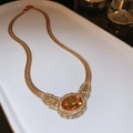 Detail van de gouden vintage ketting met amberkleurige edelsteen en fonkelende kristallen - 89# Ketting - Strass Rond Gestreept Reliëf Slangenketting Variant