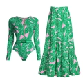 Zweiteiliges Surfbikini-Set mit grünem Tropenprint, Langarm-Top und langem Maxirock - S / Set