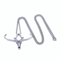 Macro-detail van de zilveren titanium stalen stierenschedel hanger met een stevige ronde ketting - Hanger met 60cm Ketting